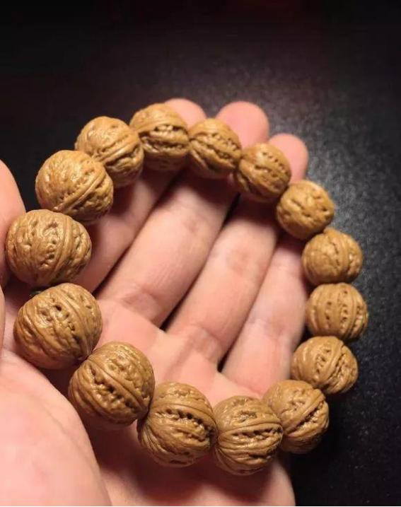 100000块钱的文玩核桃,想入手一串极品小核桃手串