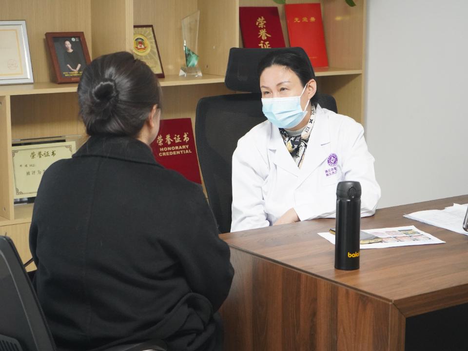 省人民医院皮肤医疗美容中心主任李雪莉教授莅临商丘市参观指导