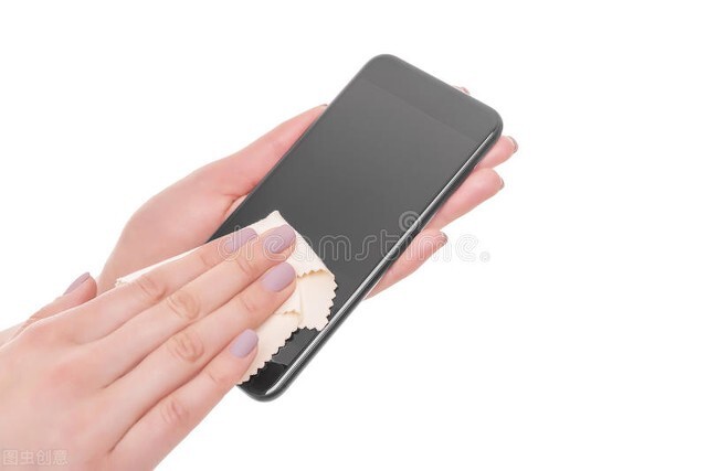 你还在这样擦手机？错！