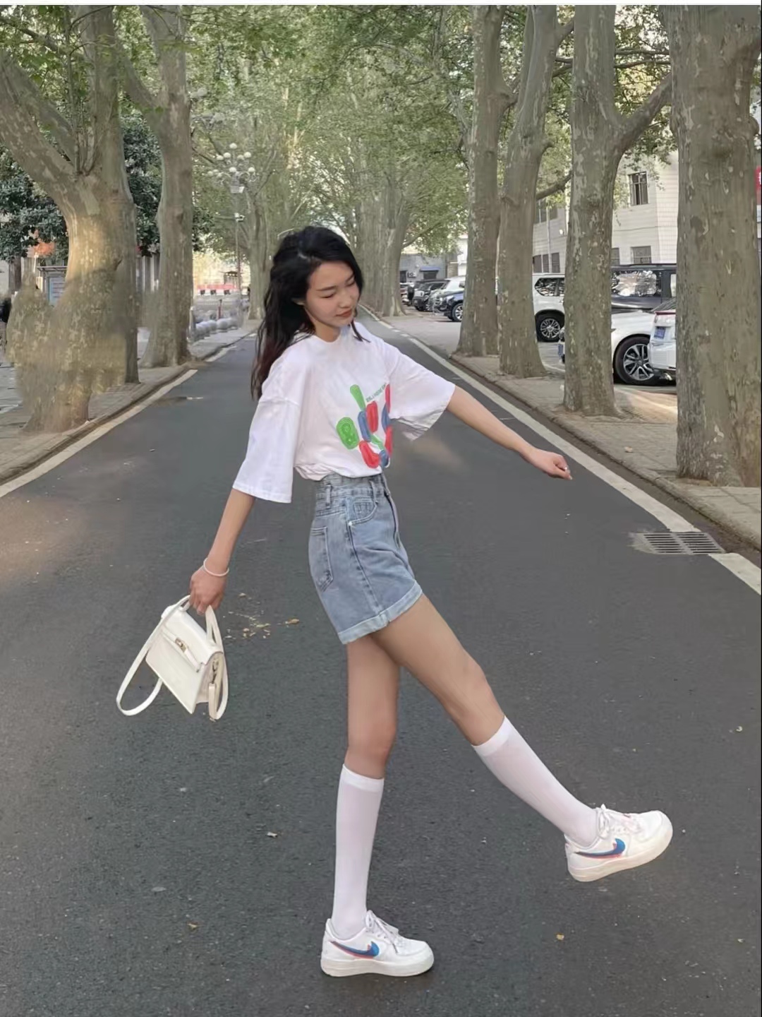 红色牛仔短裤搭配什么颜色上衣,微胖牛仔短裤搭配什么上衣