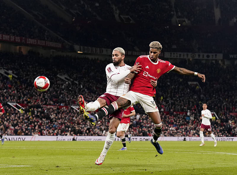 门将脱手不能用脚踢嘛,曼联拉什福德致命一击