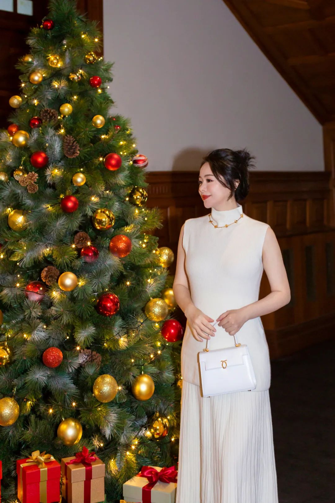 英国女王背爱马仕,英国女王背的香奈儿包包