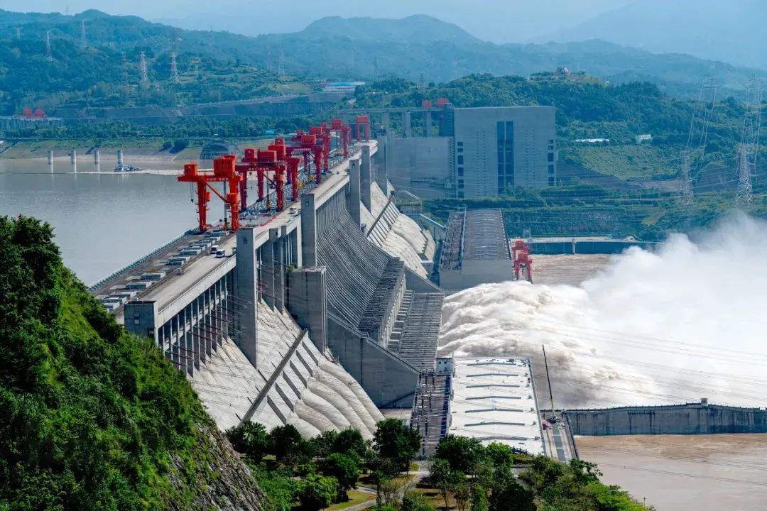 土石坝与重力坝拱坝作比较,混凝土坝土石坝重力坝区别