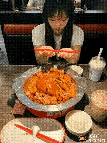 妹子注意点吧，你这姿势太不雅观了，在公共场合还是收敛点吧。