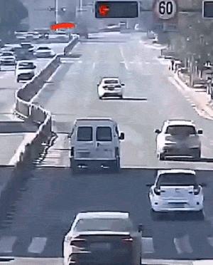 女孩子看起来外表美丽，其实裤袜已经掉到大腿根了！哈哈哈