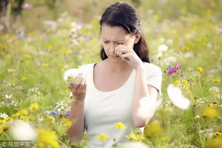 女子眼角膜被螨虫感染,飞虫入眼女子一个动作险些失明