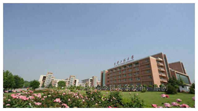 为啥越来越多人选择军医大学？无军籍的军医比普通医学生更好就业