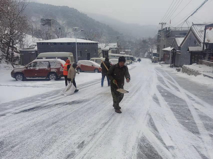 铲冰除雪青年文明号在行动,铲冰除雪鏖战特大桥