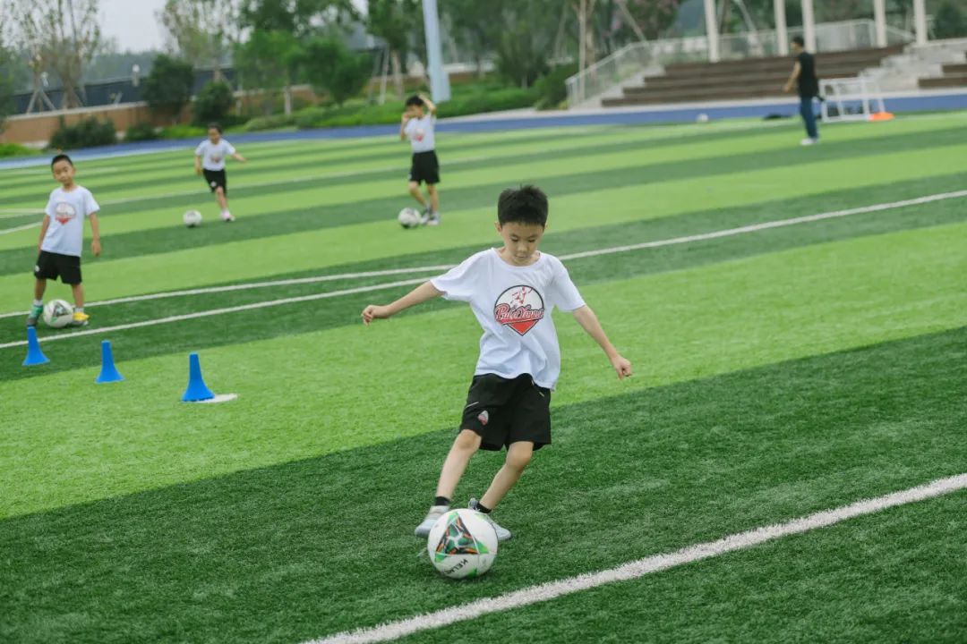 刚入足球队,刚入门踢球