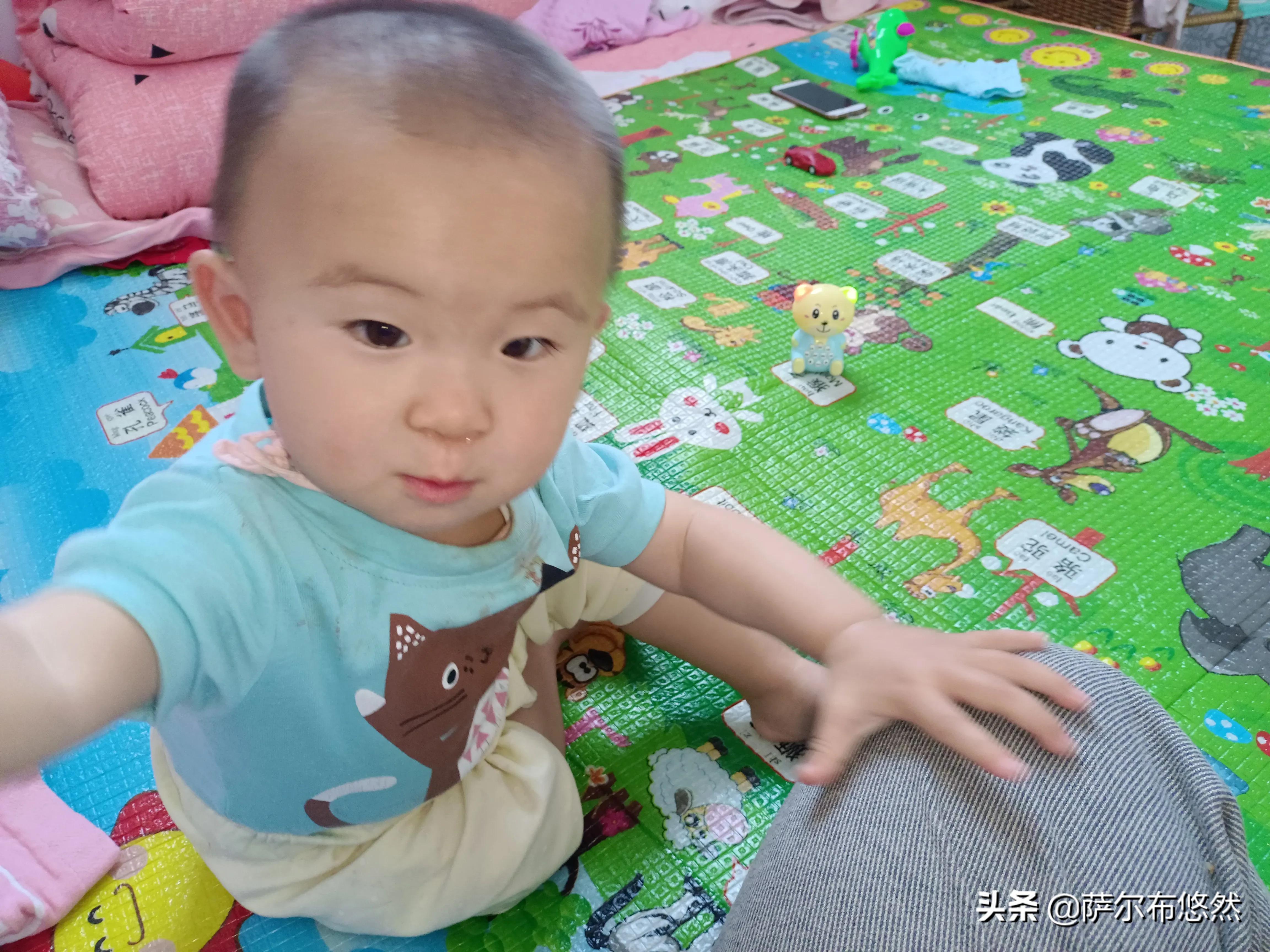 宝宝的下眼皮发青,宝宝的下眼睫毛贴在眼球上怎么办