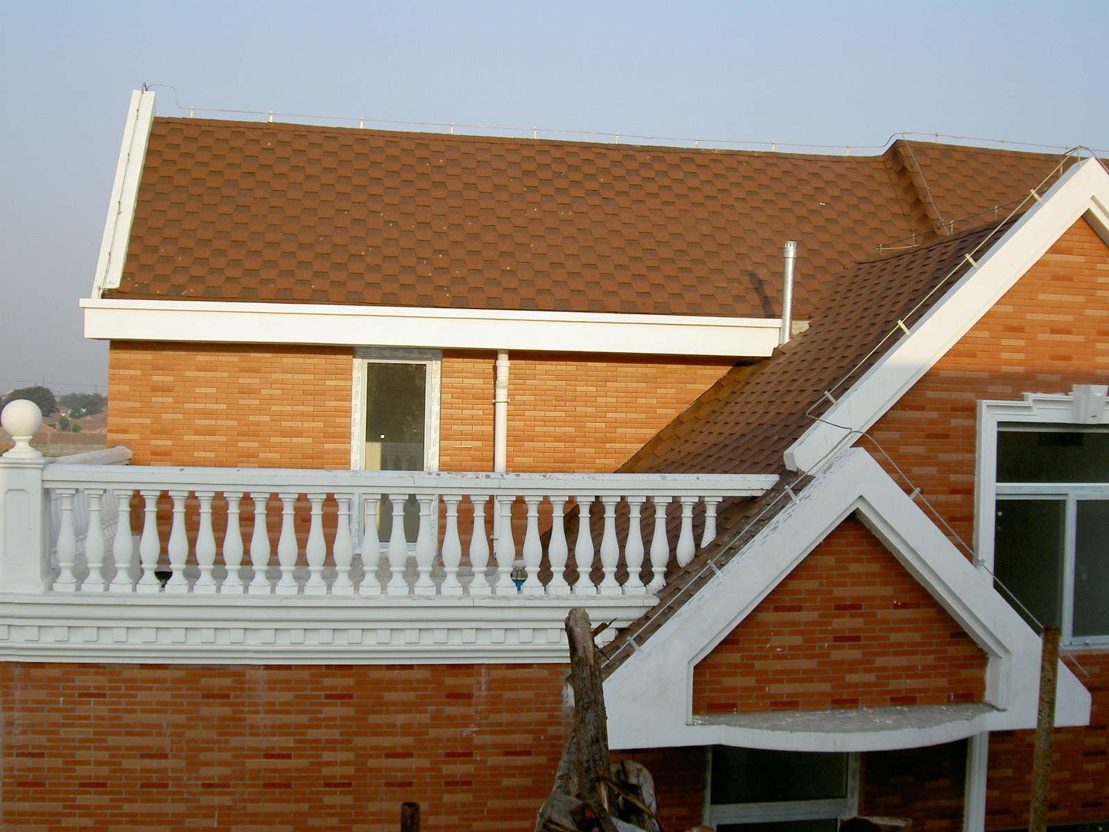 水泥瓦别再用了，换这种封顶美观还防水，彻底告别雨天噼里啪啦声