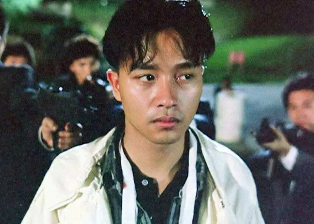 张国荣：被继母淋尿，原生家庭让他苦不堪言，46岁跳楼全身是伤