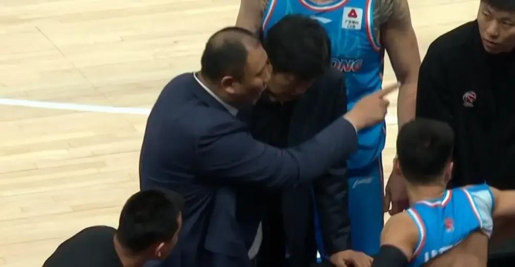 广东赢江苏亏大了，首钢证明外教就是灵，王晗情绪失控和队员冲突