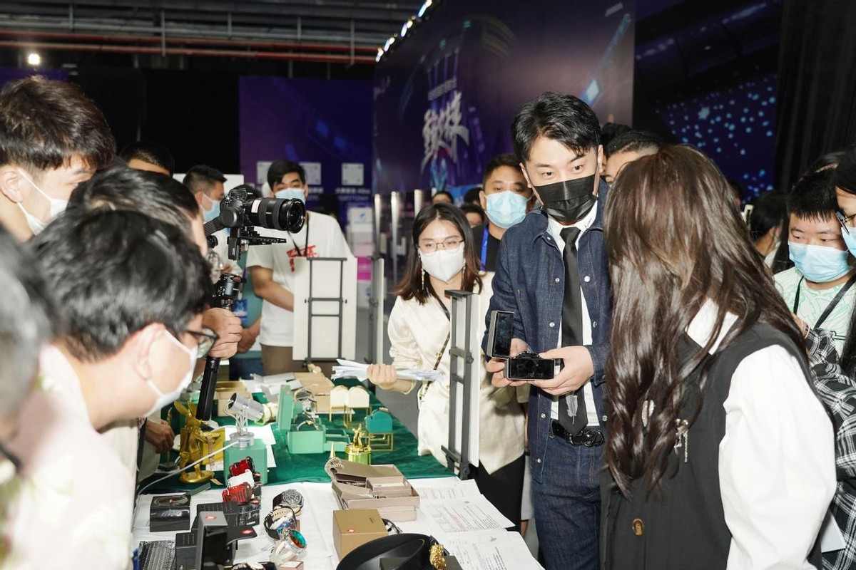 辛巴在供应链的加持下实现蓝海市场上海徐汇公益“洗剪吹”好舒爽