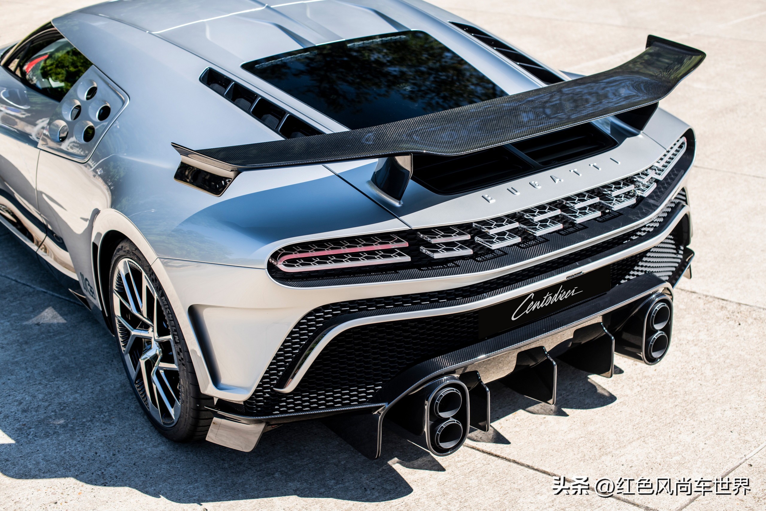 第二辆银色布加迪Centodieci亮相向经典EB110Supersport致敬