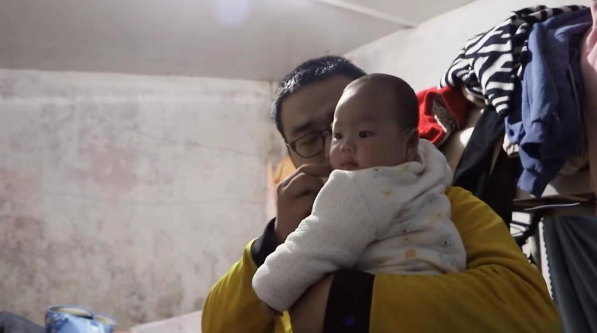 外卖小哥带娃送外卖试药,外卖小哥背6个月女儿送外卖试药