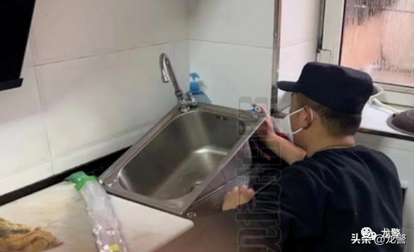 抗疫中的社区民警,抗疫公安民警坚守一线服务群众