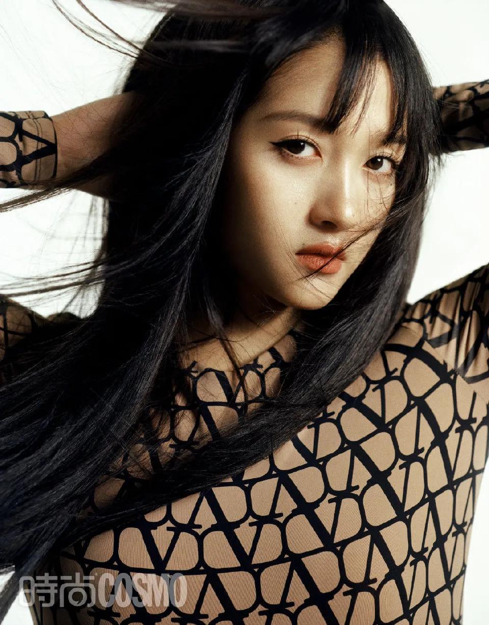 关晓彤刘海撩上去贴头皮造型,关晓彤有刘海也没刘海