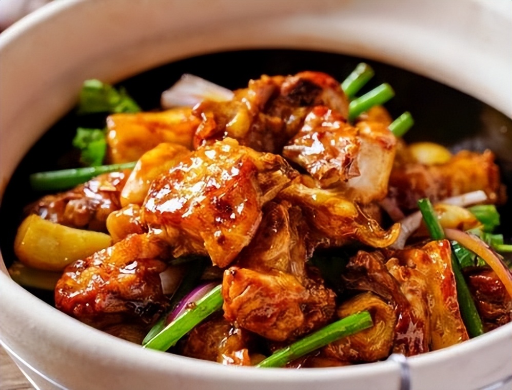 山坡养殖5000只鸡利润,自家果园散养上万只鸡