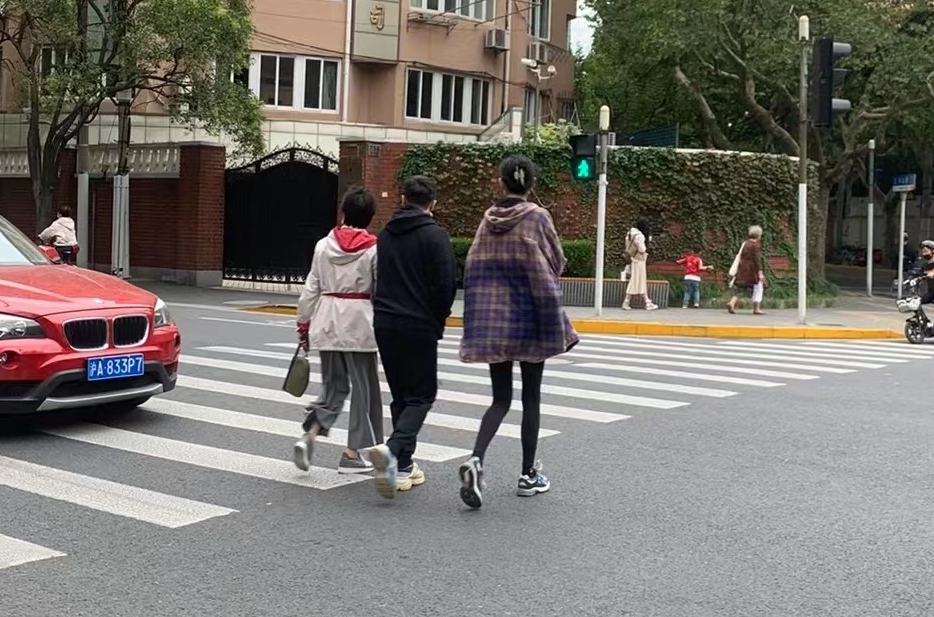 何猷君奚梦瑶晒证件照,何猷君携手妻子奚梦瑶出席节目