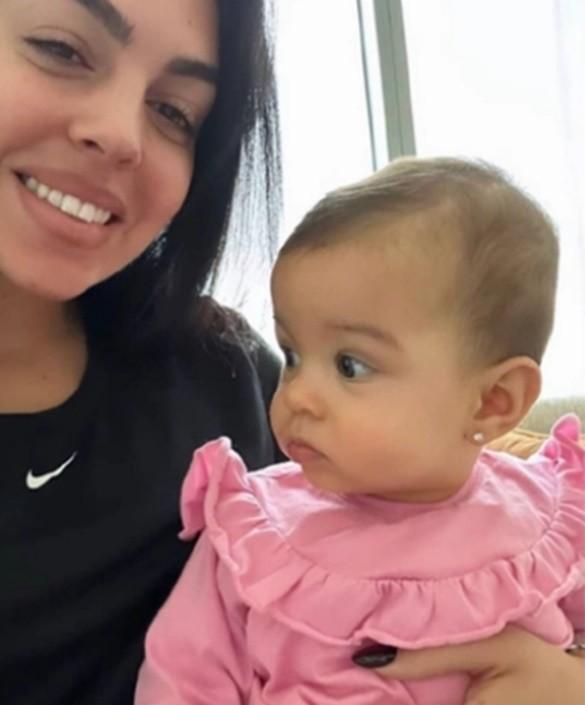 乔治娜晒c罗亲吻她脸颊照,乔治娜晒与c罗合照一生挚爱