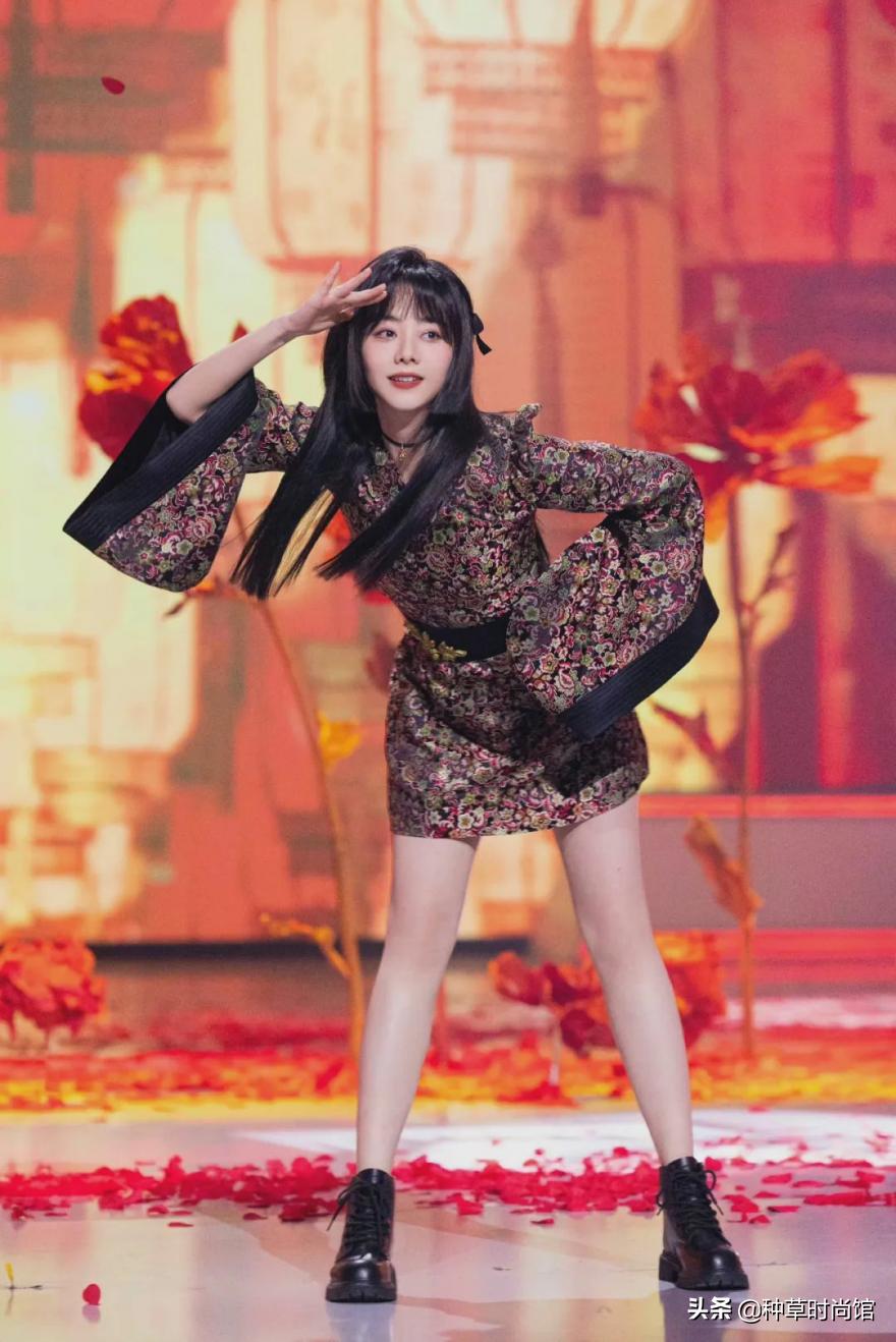 八字刘海怎么打理才不会显头秃,12岁圆脸头秃长发适合剪什么刘海