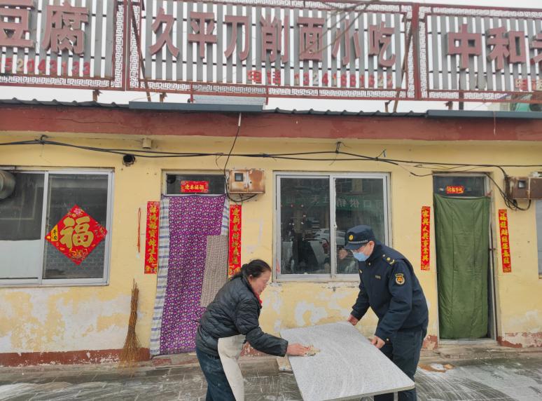 雪天保路通畅，他们积极“应战”！