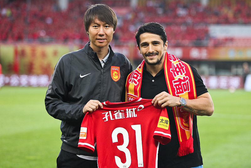 李铁迎来最强归化球员,洛国富李铁完整视频