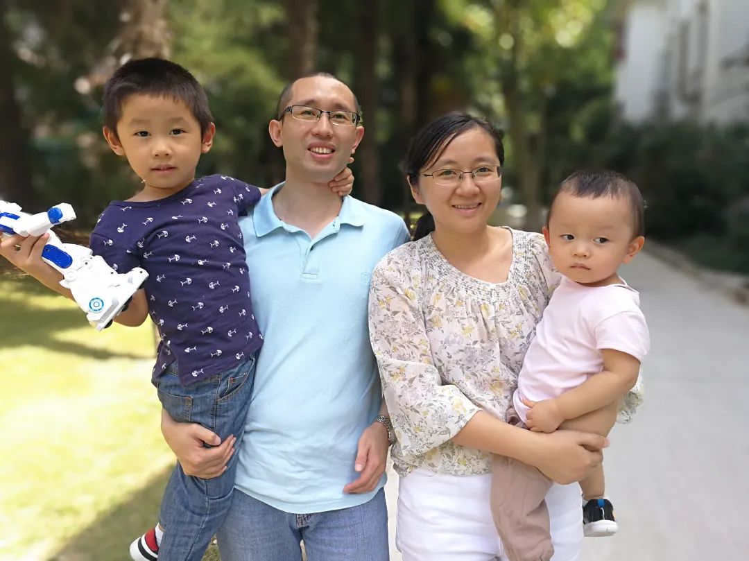 这个白手起家的创业家庭，勤俭思辨，回报社会