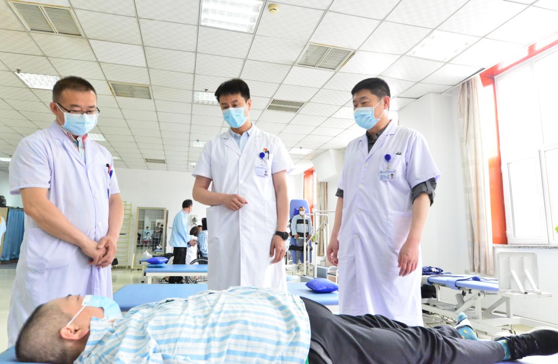 偏瘫患者辅助向患侧翻身步骤,偏瘫患者辅助和自主翻身