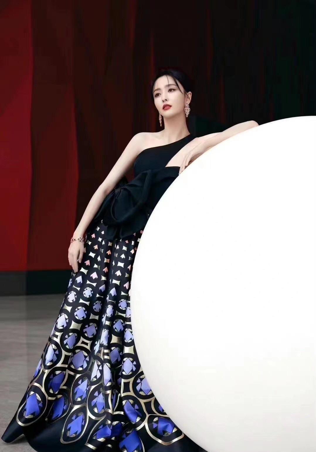 殷桃大秀马甲线图片,殷桃最新穿搭图片