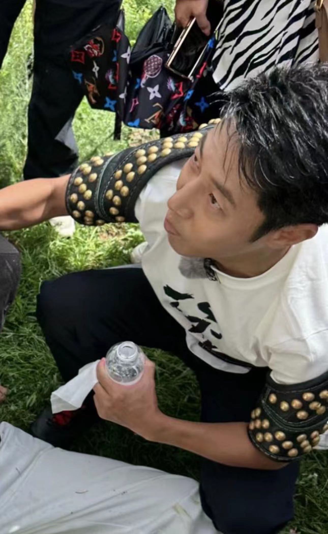 尼格买提录节目摔伤,尼格买提被撒贝宁吓到综艺节目