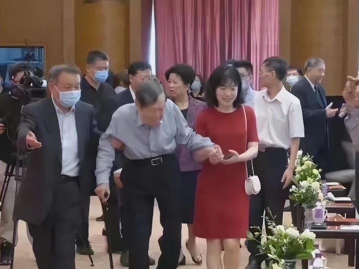 杨振宁与翁帆家庭的复杂关系,杨振宁百岁之际翁帆披露相处细节