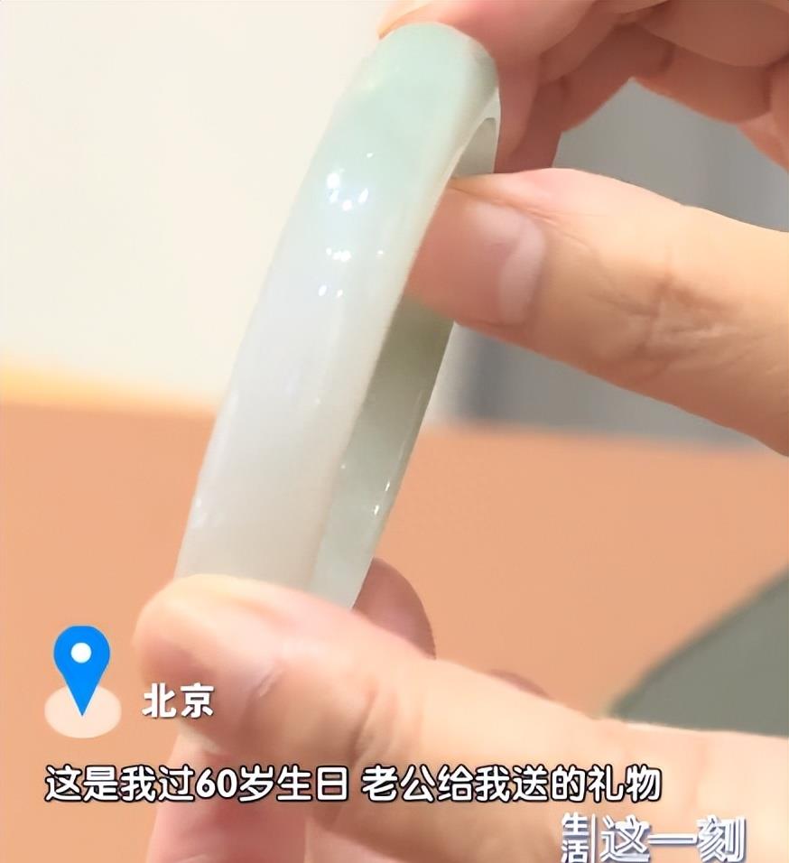 老夫妻旅游花10万买翡翠,女子拿翡翠鉴定价值千万