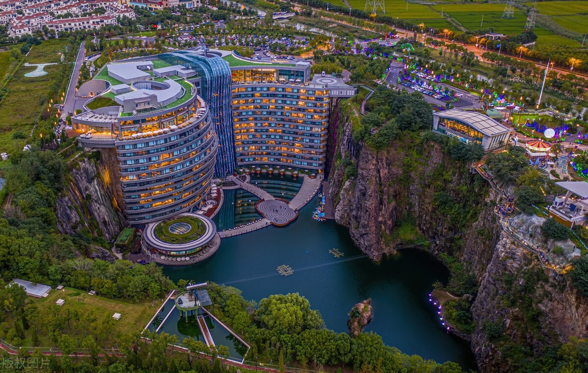 上海网红深坑酒店要暴雷吗？挂牌出售未果又被法院强制执行6250万