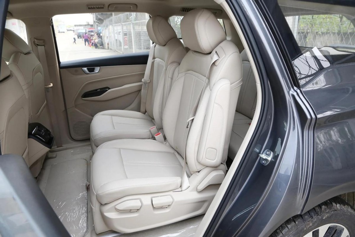 手握12万选家用车，要空间大，还要舒适，本田、五菱谁更懂国人？