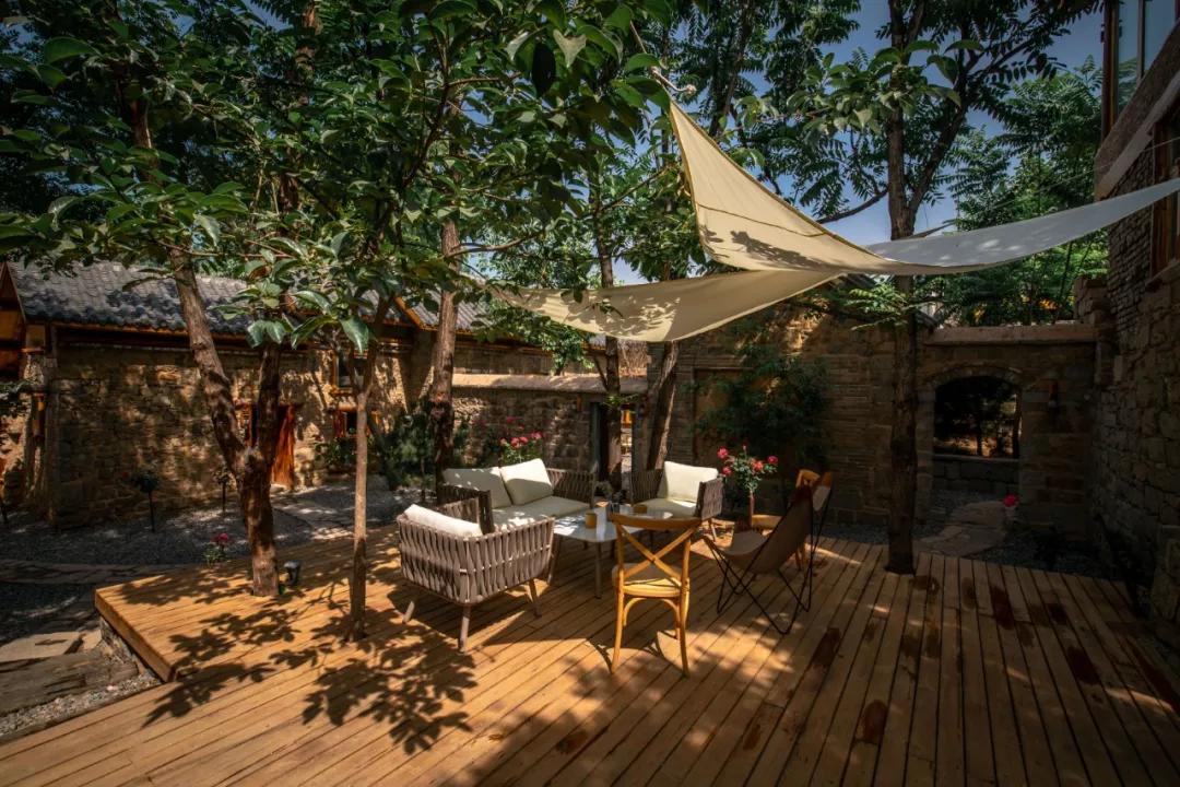 神仙眷侣辞掉高薪工作，爆改废弃山谷，悬崖高空造无边恒温泡池