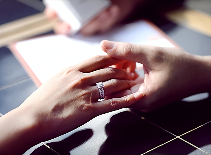 戒指的戴法和意义十个手指金戒指,戒指的戴法和意义十个手指女生