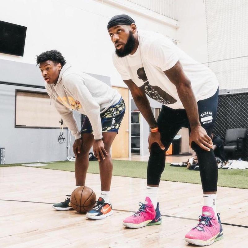 詹皇穿白西装,詹皇苦练身材大秀肌肉