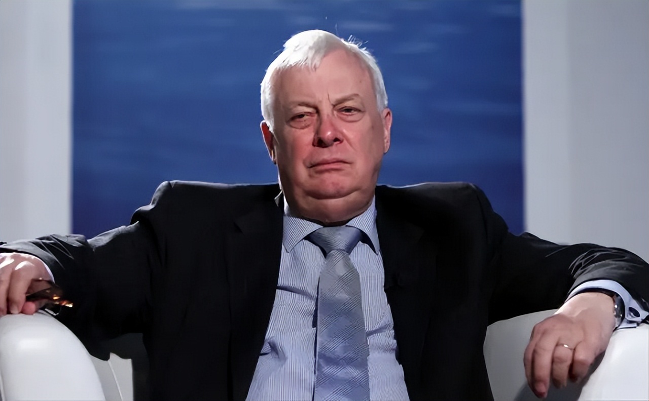 1997年香港回归场景：彭定康仰天含泪，“港督”女儿哭得难以自拔