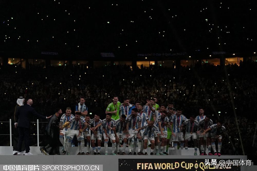 卡塔尔世界杯阿根廷捧起大力神杯,卡塔尔世界杯阿根廷大力神杯