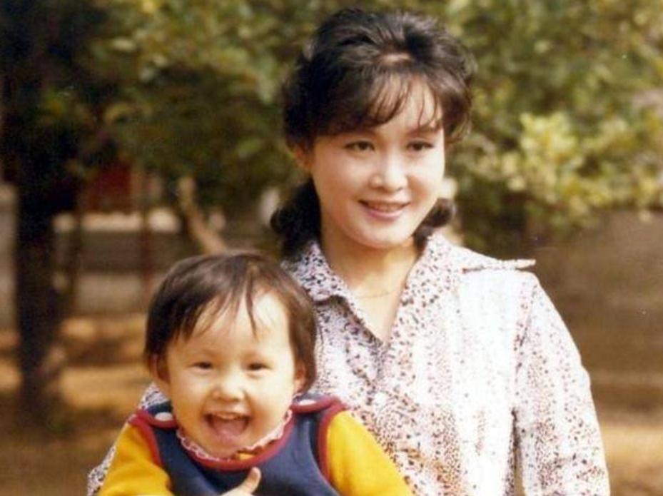 73岁李谷一全家近照曝光,73岁的李谷一全家近照曝光