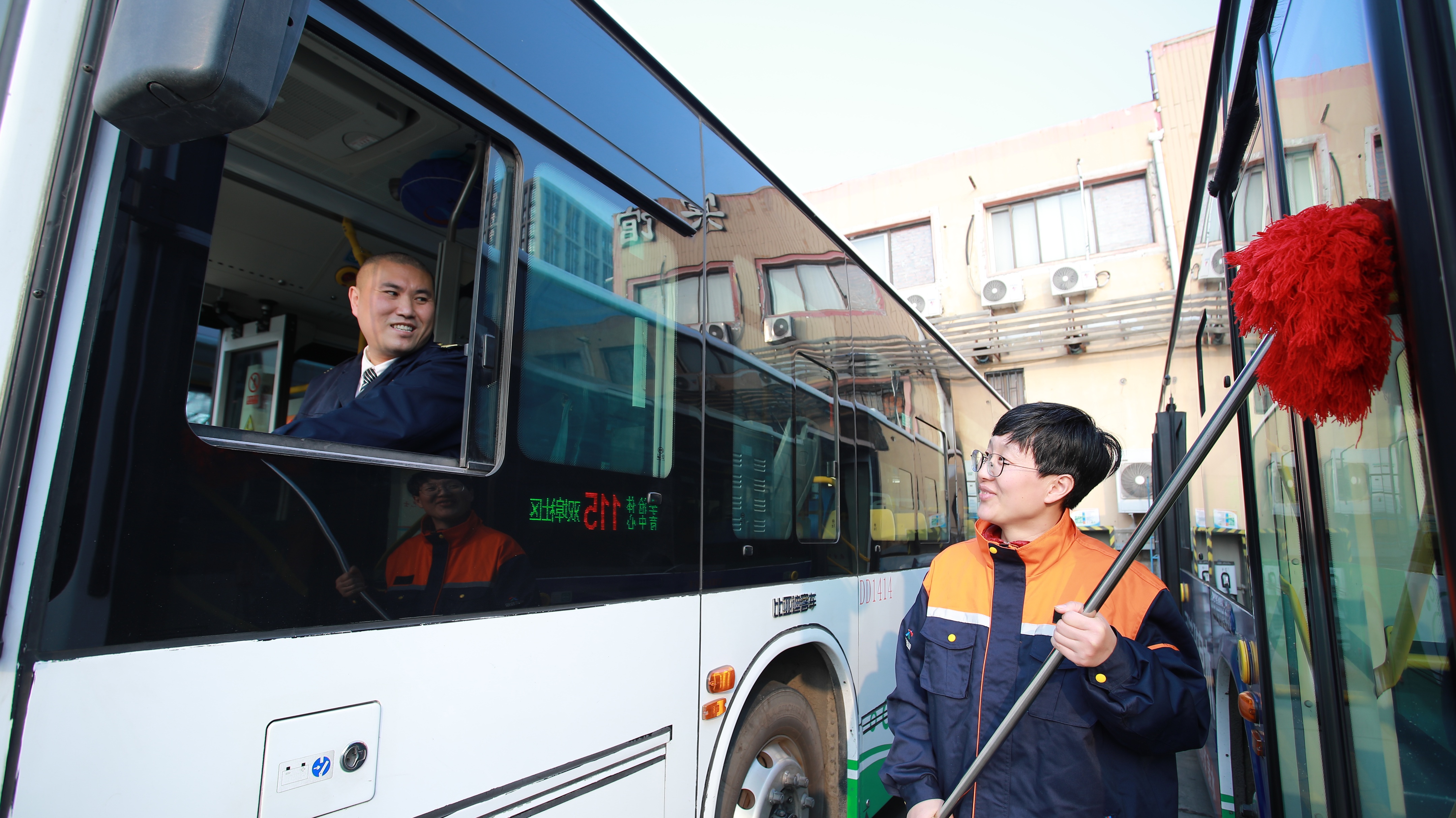 青岛公交驾驶员收到乘客暖心礼物,青岛公交暖心一幕