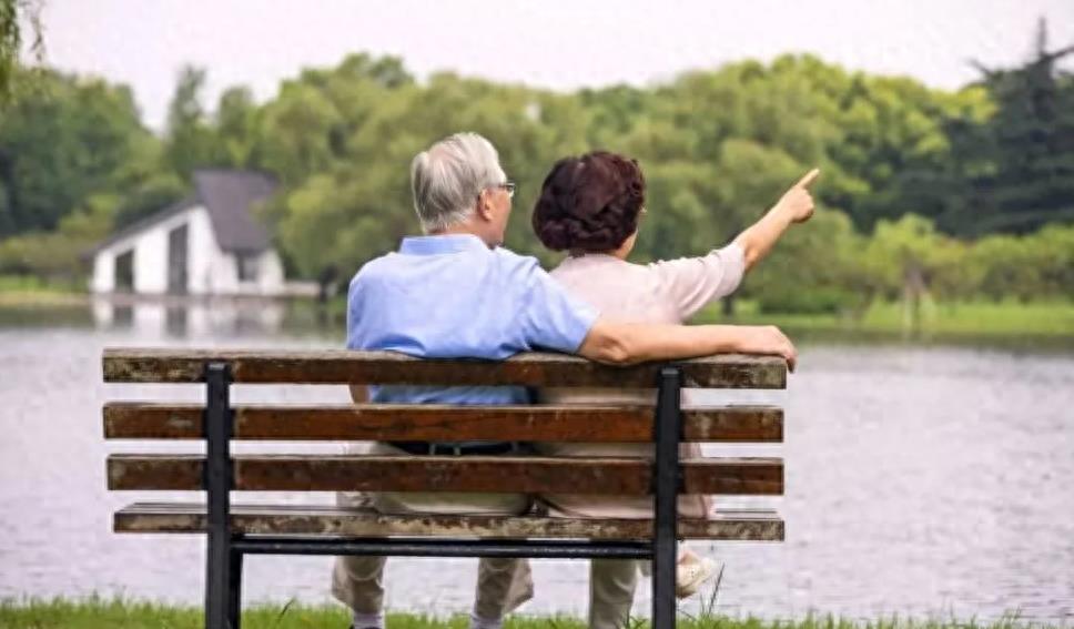 40岁，老光棍，隔壁新来的大妈故意走光，无意看到那抹黑色风景