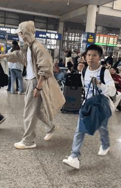 明星为何越来越高高在上？粉丝护着、团队兜底，不傲慢才怪