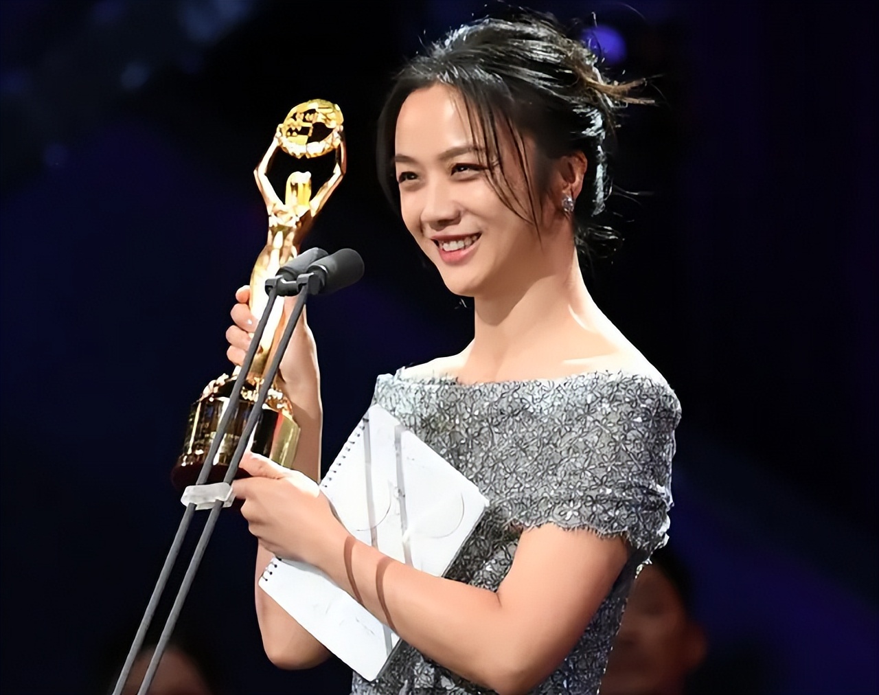 40岁汤唯穿裙子,汤唯穿绿裙长发飘飘