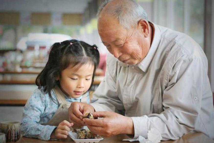 老人干涉教育孩子该怎么办,怎么跟老人沟通孩子管教问题