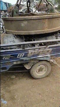 女孩子看起来外表美丽，其实裤袜已经掉到大腿根了！哈哈哈