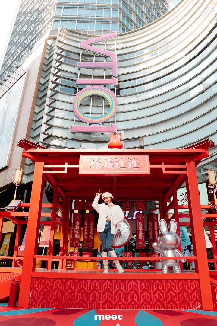 新年逛市场买衣服,买新衣购年货新春佳节味渐浓