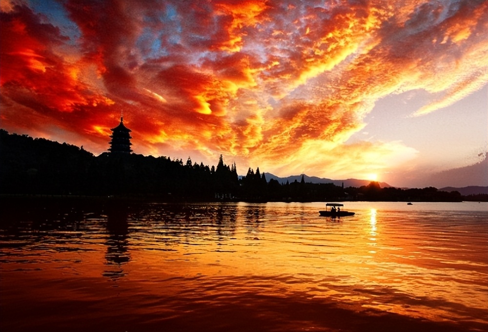 西湖美景再现许仙与白娘子,雷峰塔是杭州西湖最著名的景点